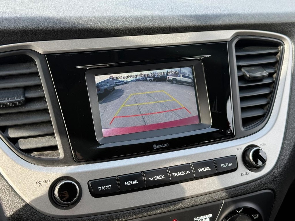 Hyundai Accent 4-Door Vehicle Full-screen Gallery Image 17