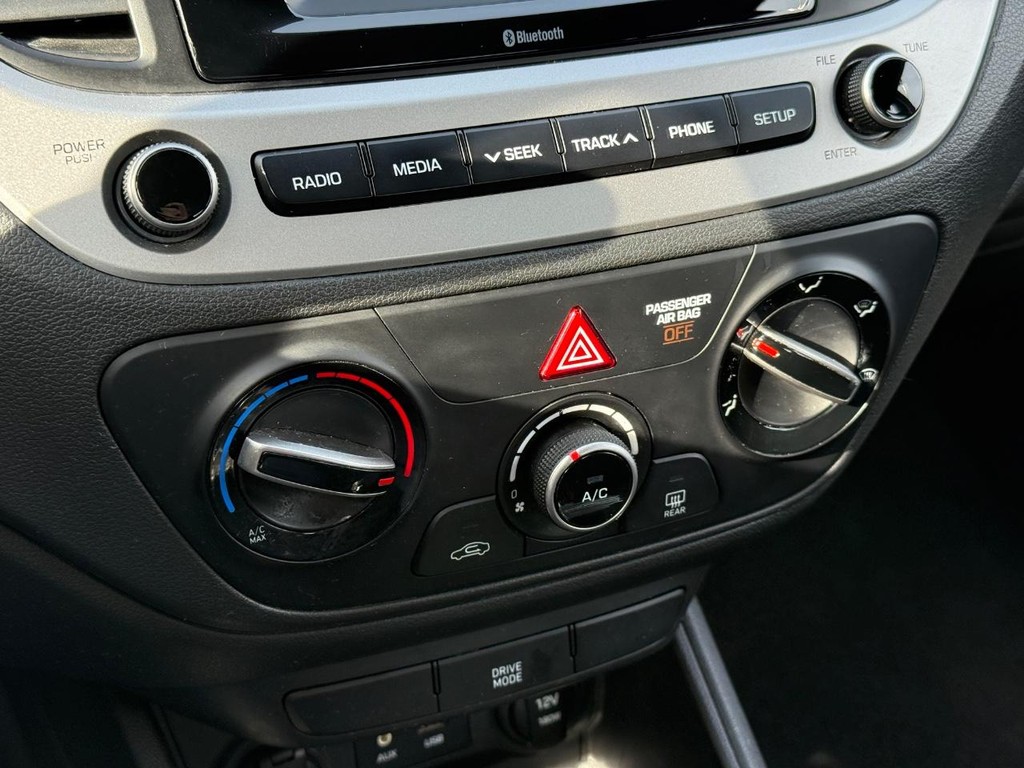 Hyundai Accent 4-Door Vehicle Full-screen Gallery Image 18