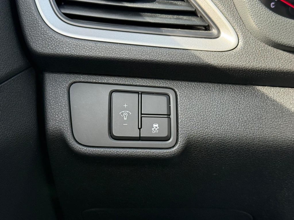 Hyundai Accent 4-Door Vehicle Full-screen Gallery Image 19