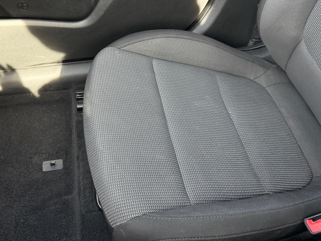 Hyundai Accent 4-Door Vehicle Full-screen Gallery Image 20