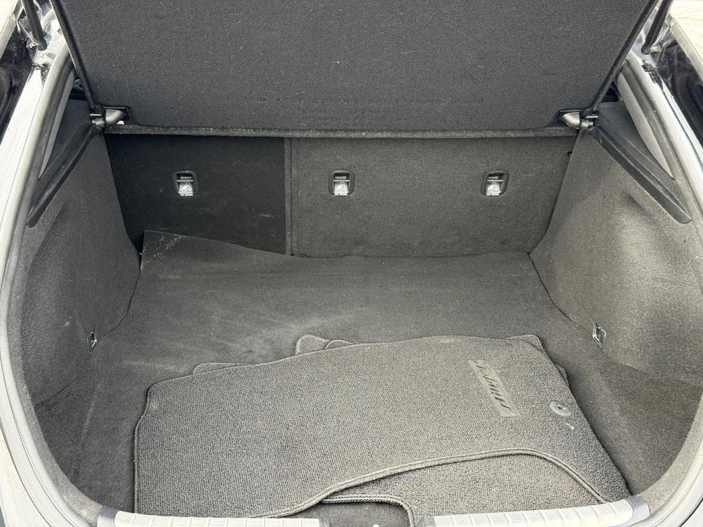 Kia Stinger Vehicle Full-screen Gallery Image 05