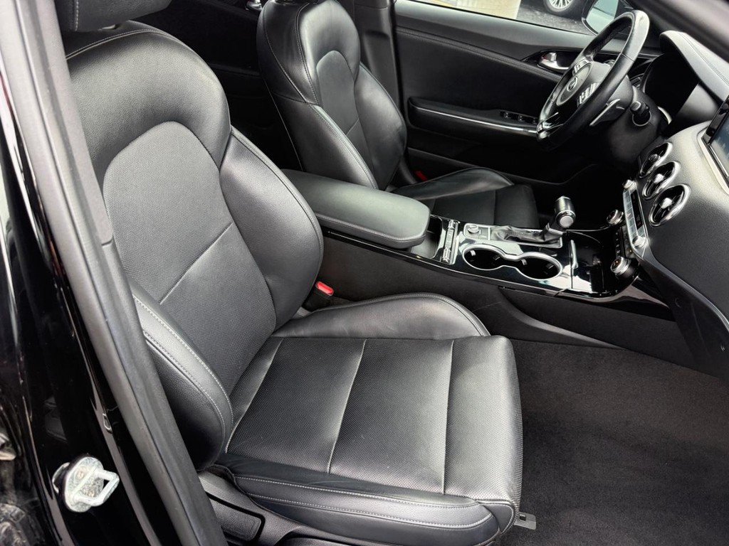 Kia Stinger Vehicle Full-screen Gallery Image 06