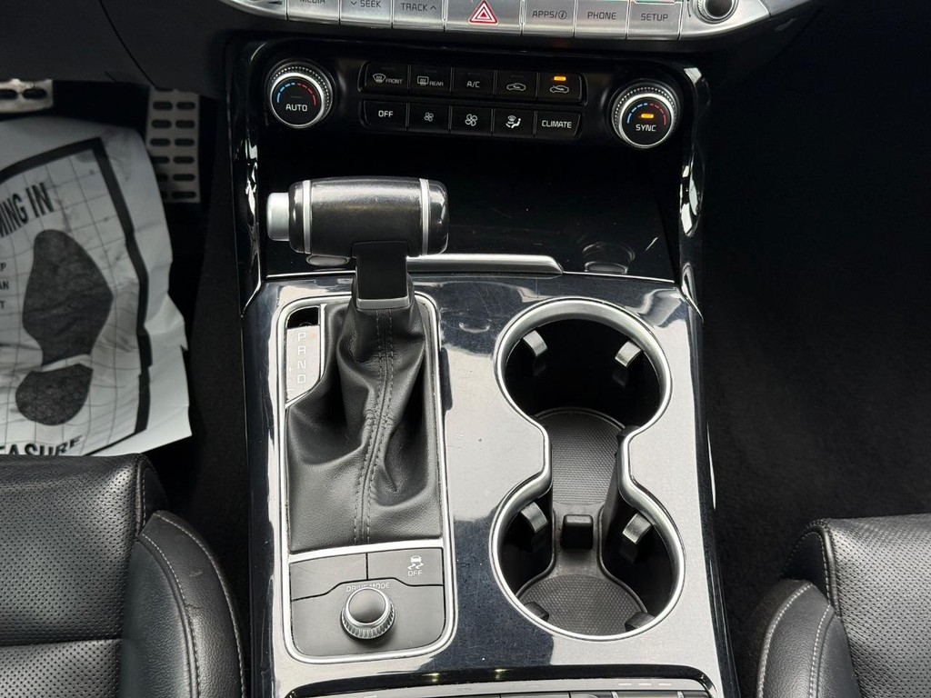 Kia Stinger Vehicle Full-screen Gallery Image 10