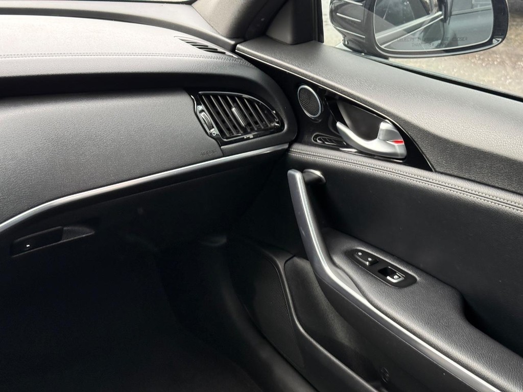 Kia Stinger Vehicle Full-screen Gallery Image 12