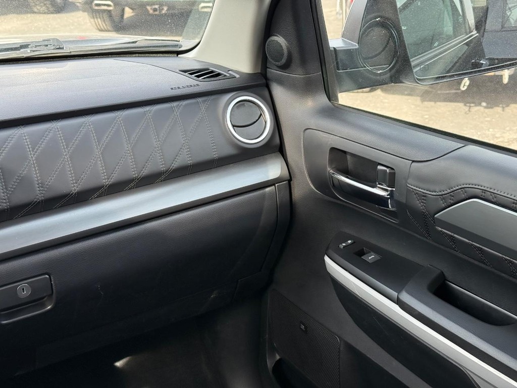 Toyota Tundra 4WD Vehicle Full-screen Gallery Image 12