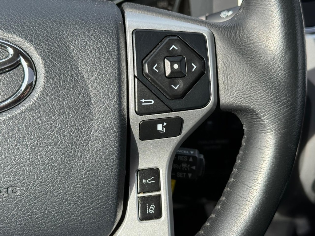 Toyota Tundra 4WD Vehicle Full-screen Gallery Image 16