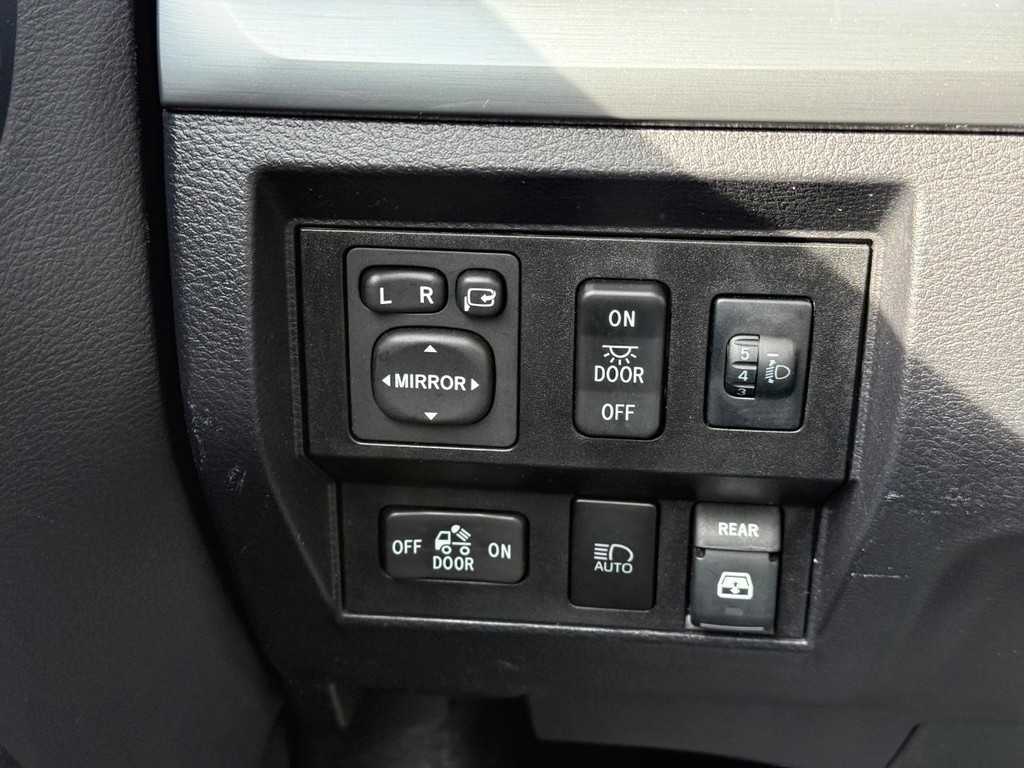 Toyota Tundra 4WD Vehicle Full-screen Gallery Image 20