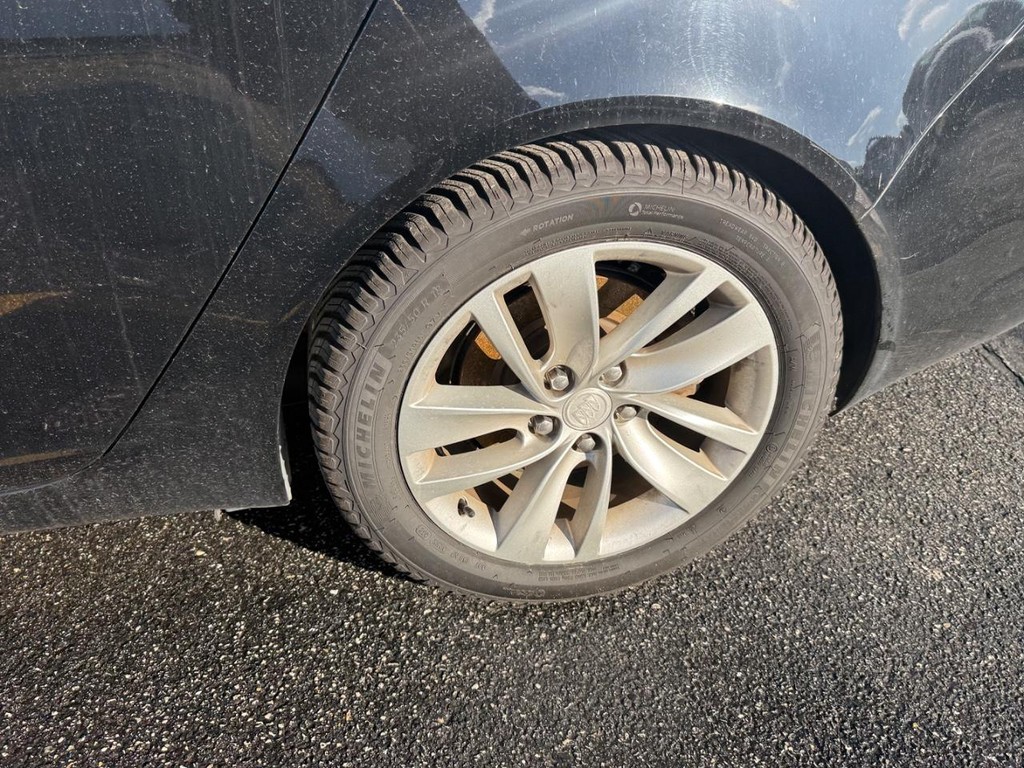 Buick Regal Vehicle Full-screen Gallery Image 05