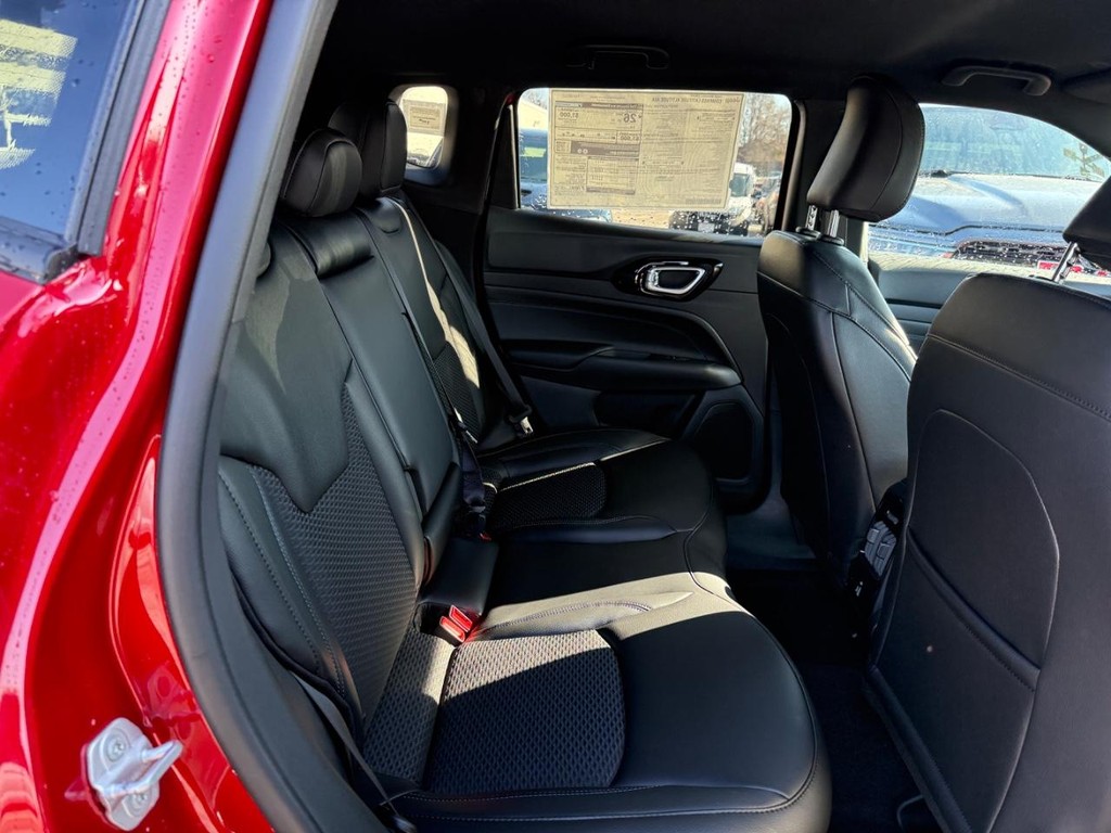 Jeep Compass Vehicle Full-screen Gallery Image 07