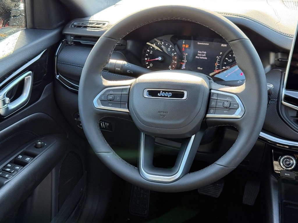 Jeep Compass Vehicle Full-screen Gallery Image 11