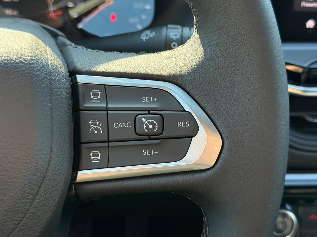Jeep Compass Vehicle Full-screen Gallery Image 16