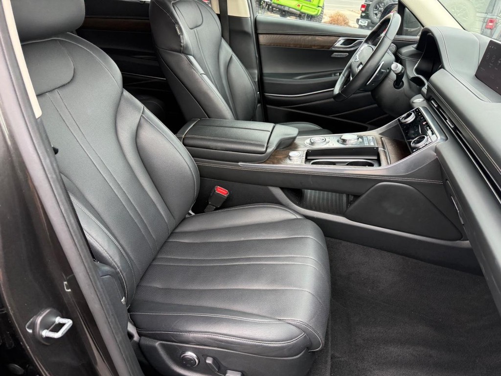 Genesis GV80 Vehicle Full-screen Gallery Image 06