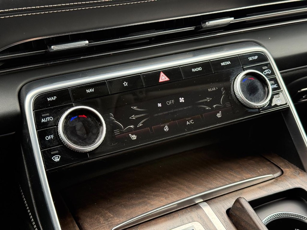 Genesis GV80 Vehicle Full-screen Gallery Image 19