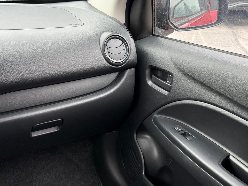 Mitsubishi Mirage Vehicle Full-screen Gallery Image 12