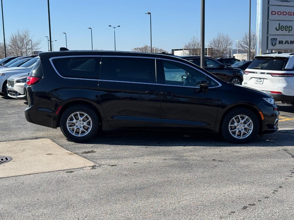 Chrysler Pacifica Vehicle Full-screen Gallery Image 02