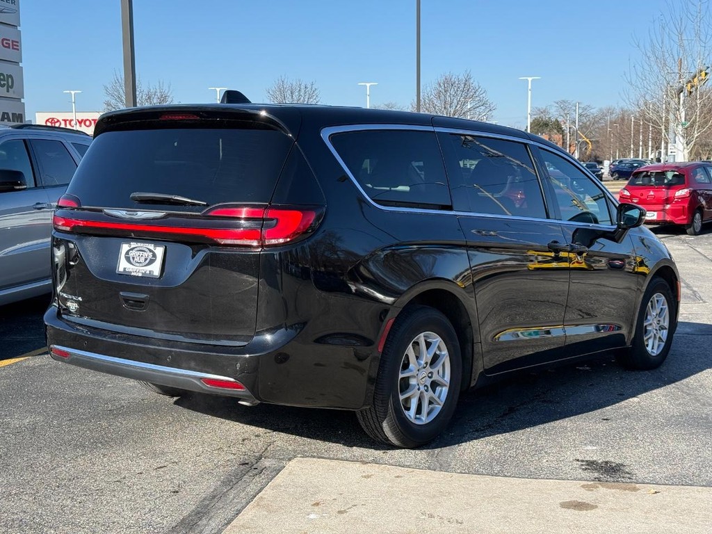 Chrysler Pacifica Vehicle Full-screen Gallery Image 03