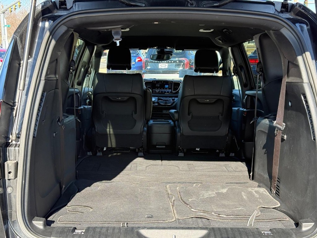 Chrysler Pacifica Vehicle Full-screen Gallery Image 05