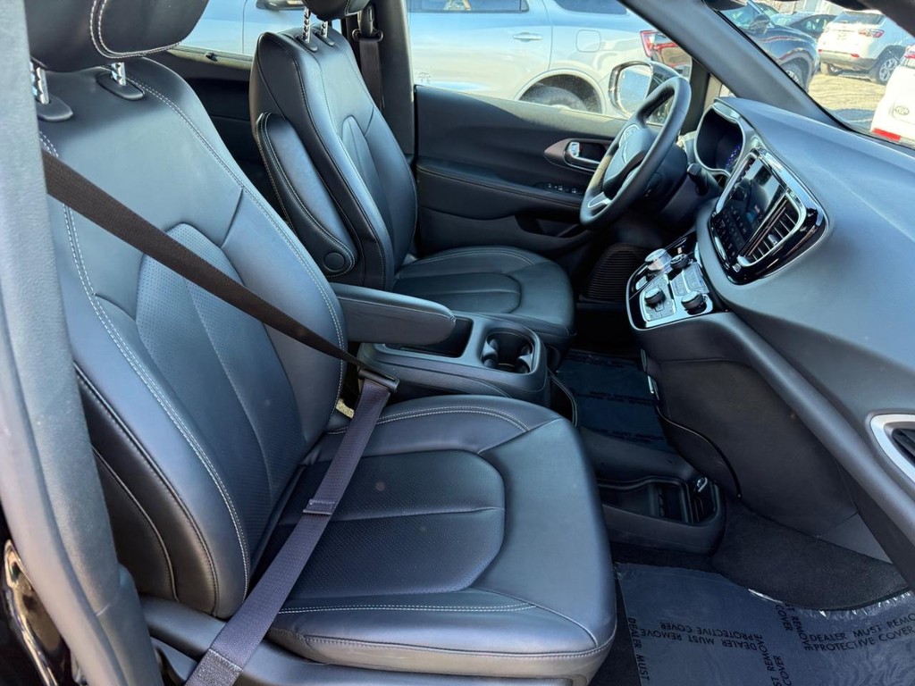 Chrysler Pacifica Vehicle Full-screen Gallery Image 06