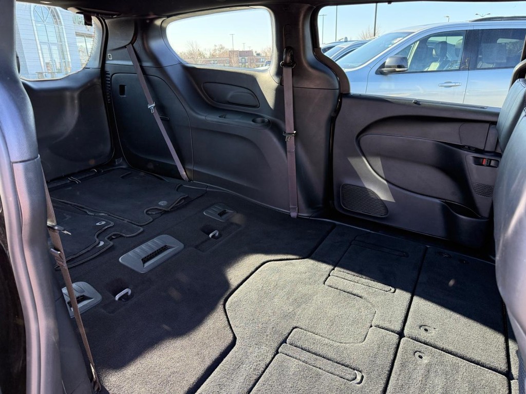 Chrysler Pacifica Vehicle Full-screen Gallery Image 07