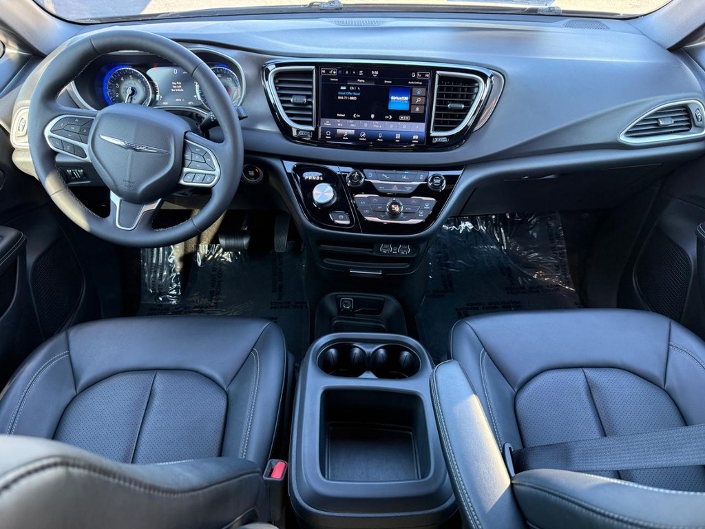 Chrysler Pacifica Vehicle Full-screen Gallery Image 08