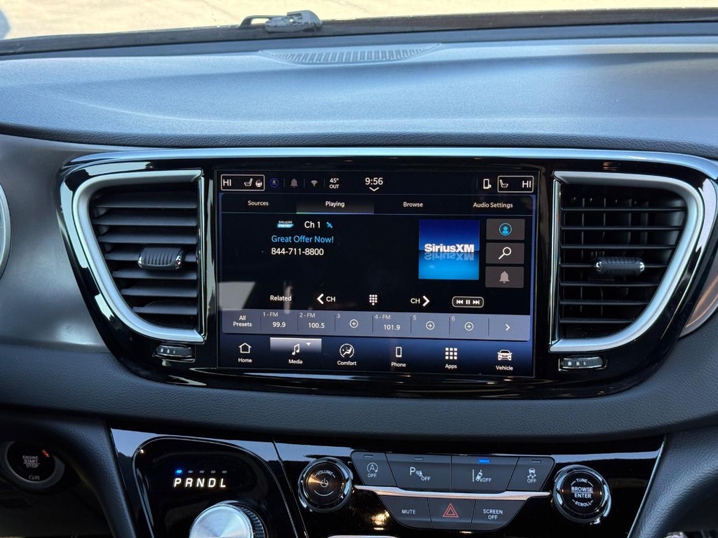 Chrysler Pacifica Vehicle Full-screen Gallery Image 09