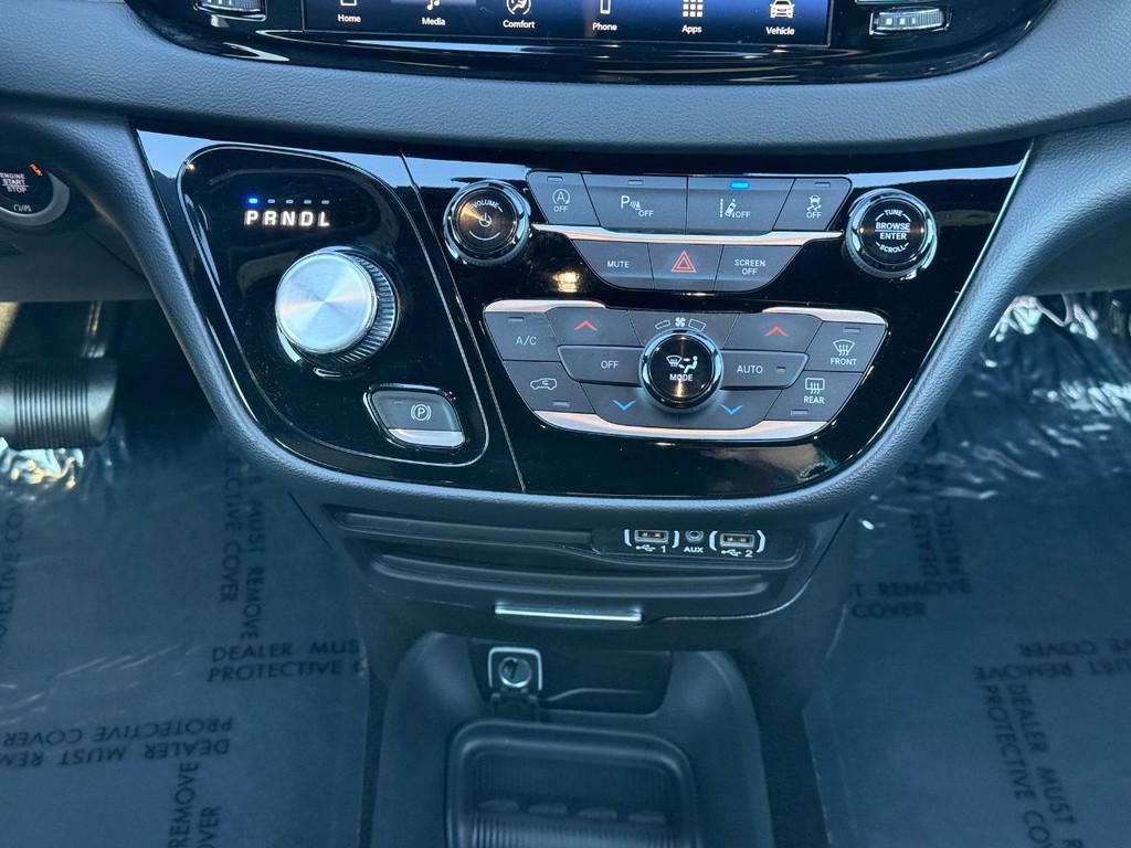 Chrysler Pacifica Vehicle Full-screen Gallery Image 10