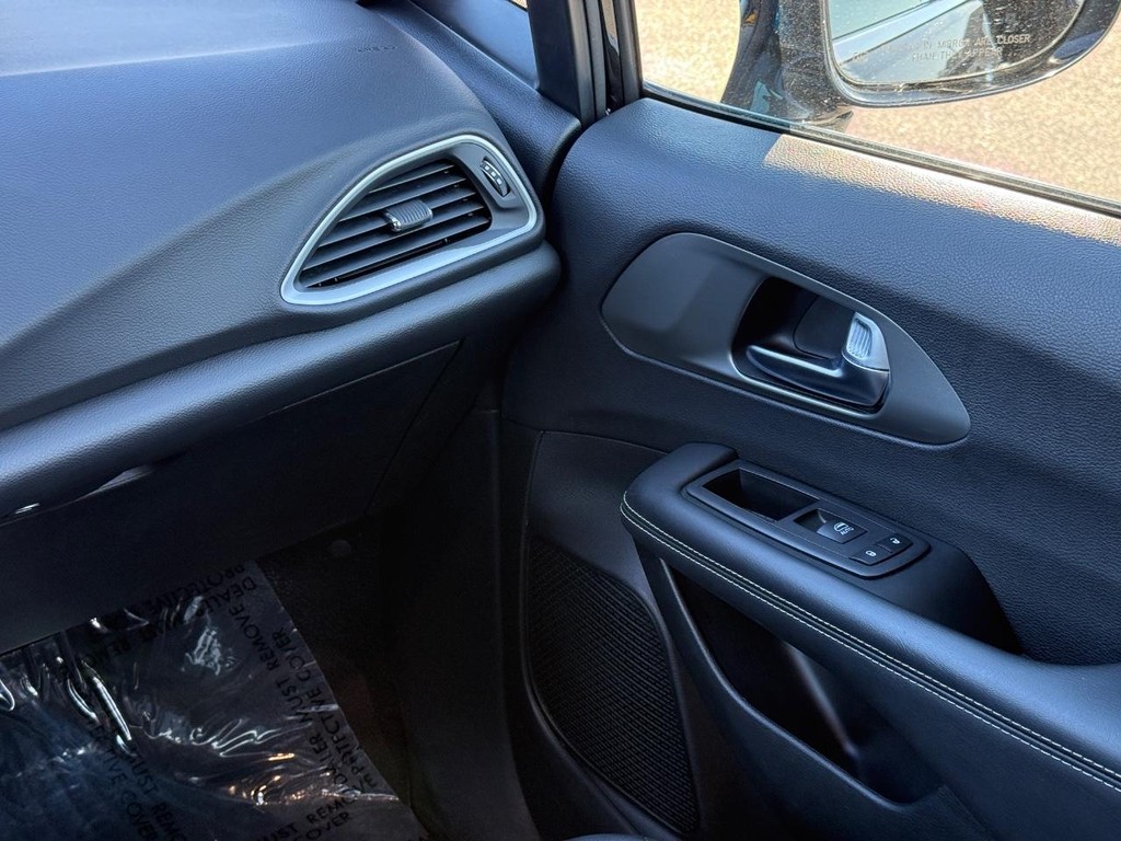 Chrysler Pacifica Vehicle Full-screen Gallery Image 12