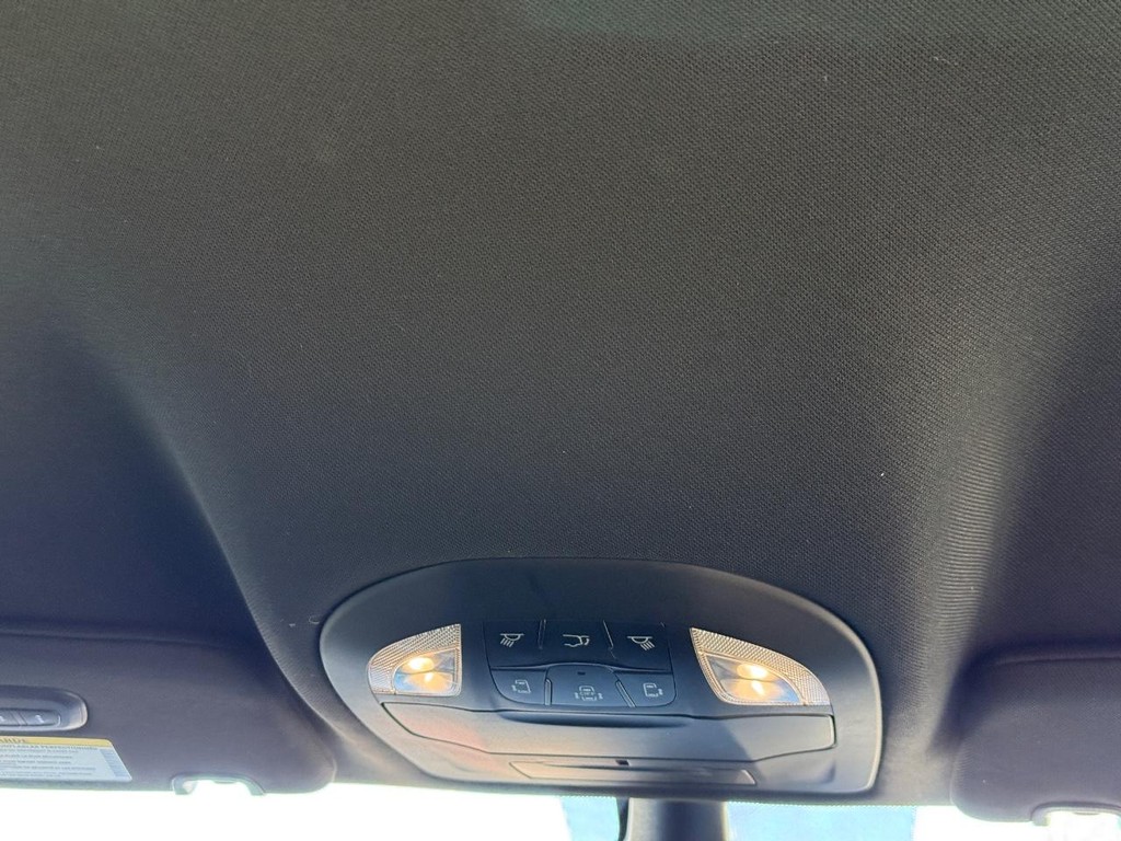 Chrysler Pacifica Vehicle Full-screen Gallery Image 13