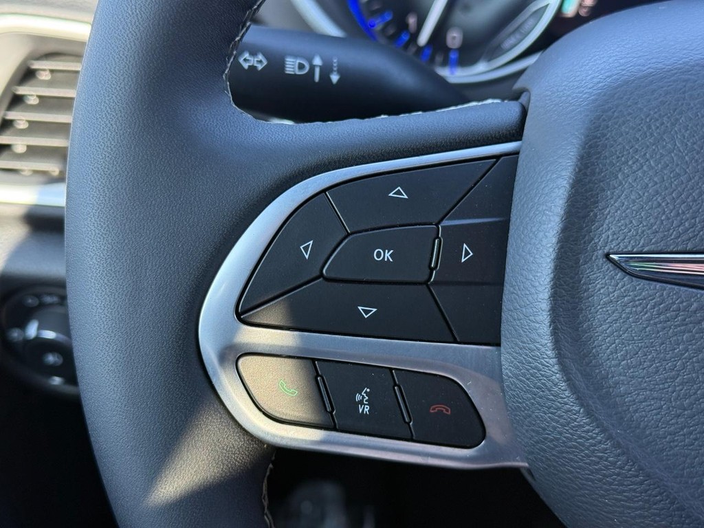 Chrysler Pacifica Vehicle Full-screen Gallery Image 15