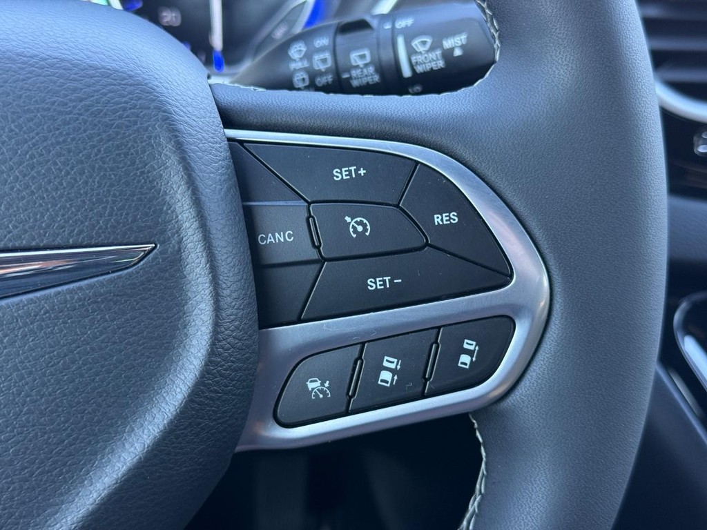 Chrysler Pacifica Vehicle Full-screen Gallery Image 16