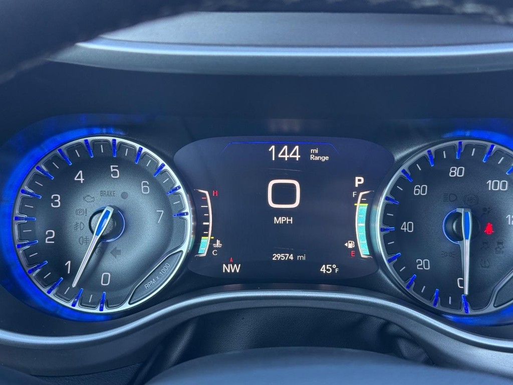 Chrysler Pacifica Vehicle Full-screen Gallery Image 17