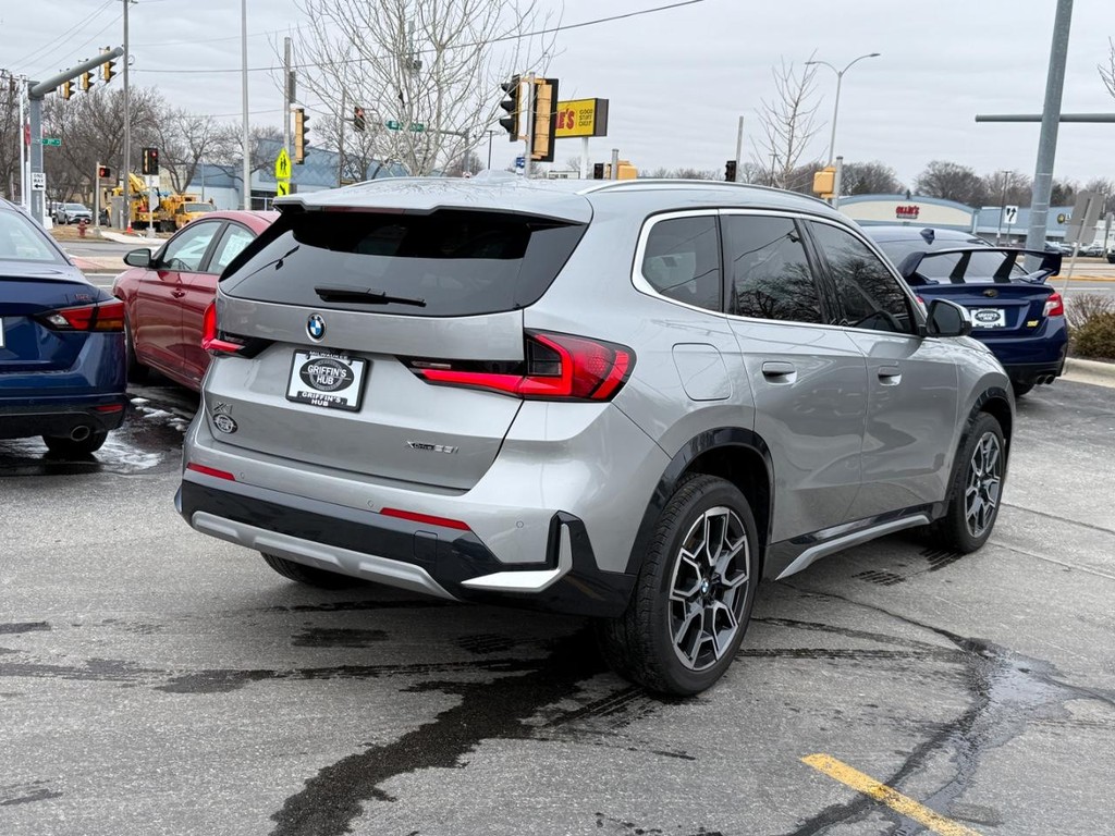 BMW X1 Vehicle Full-screen Gallery Image 03