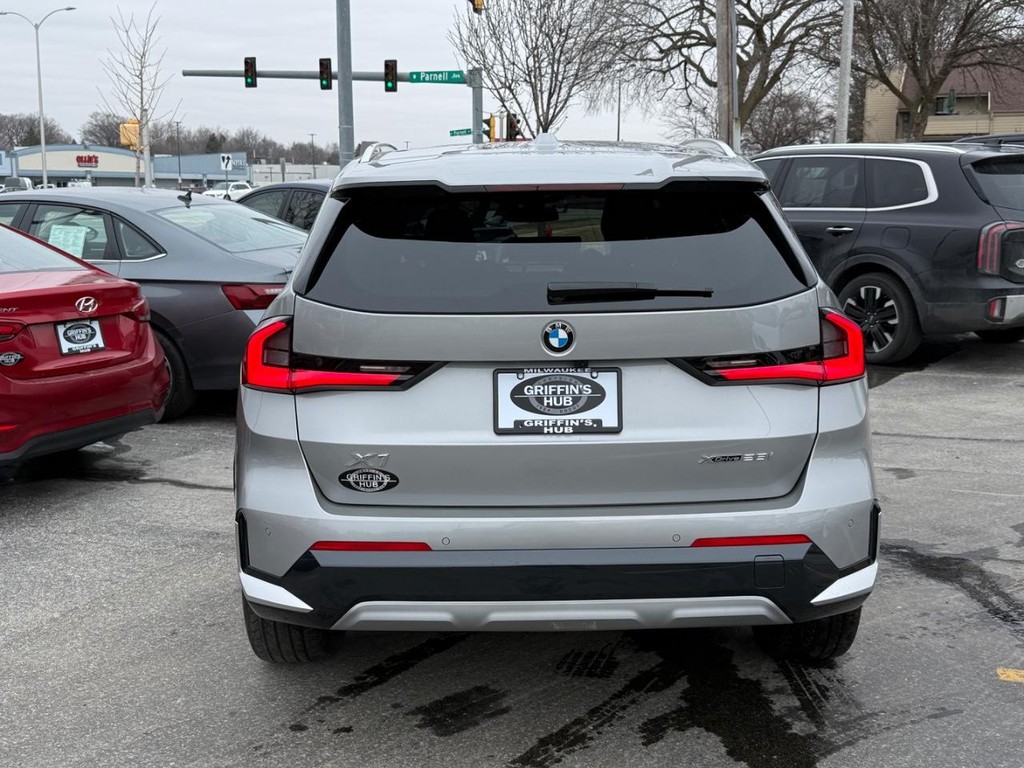 BMW X1 Vehicle Full-screen Gallery Image 04