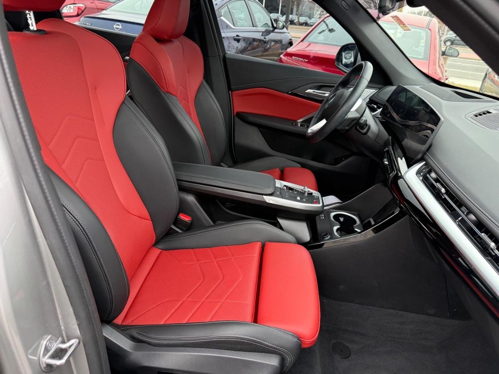 BMW X1 Vehicle Full-screen Gallery Image 06