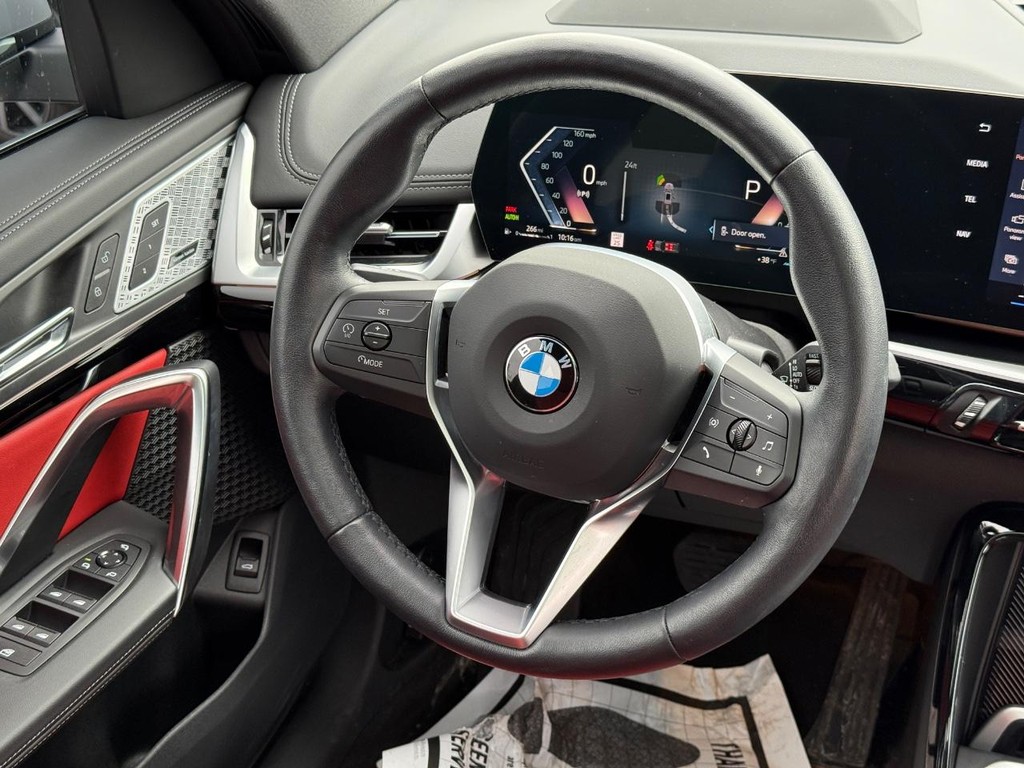 BMW X1 Vehicle Full-screen Gallery Image 11
