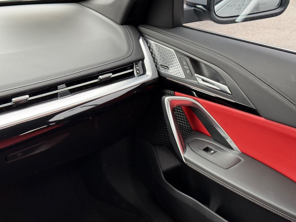 BMW X1 Vehicle Full-screen Gallery Image 12