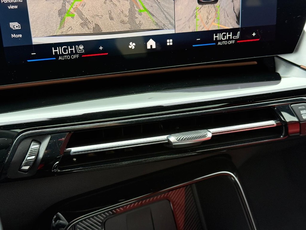 BMW X1 Vehicle Full-screen Gallery Image 19