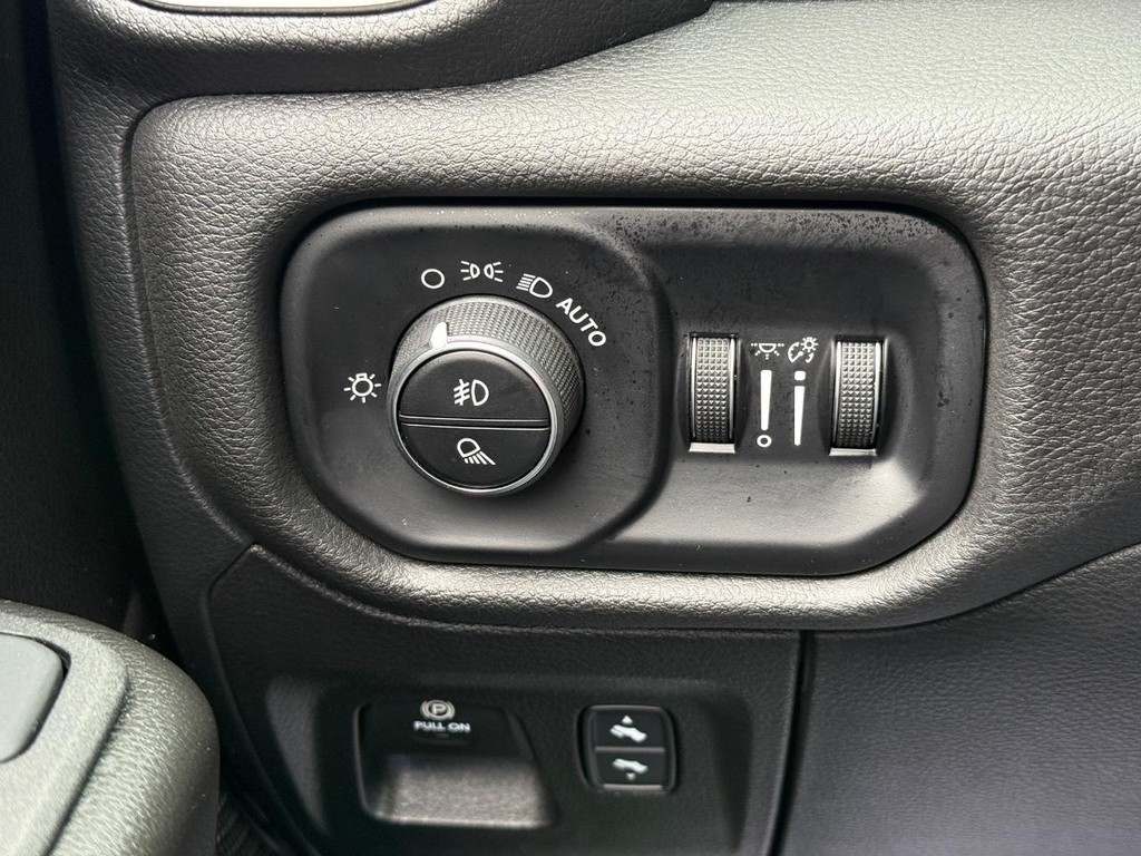 Ram 1500 Vehicle Full-screen Gallery Image 21