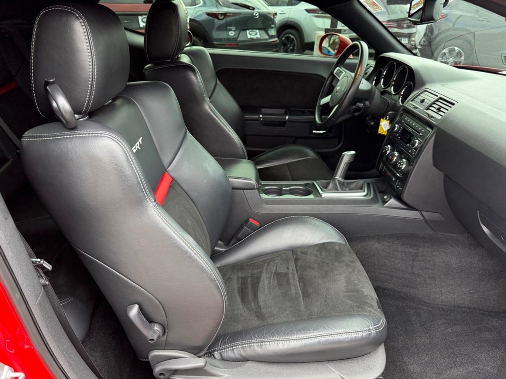 Dodge Challenger Vehicle Full-screen Gallery Image 06