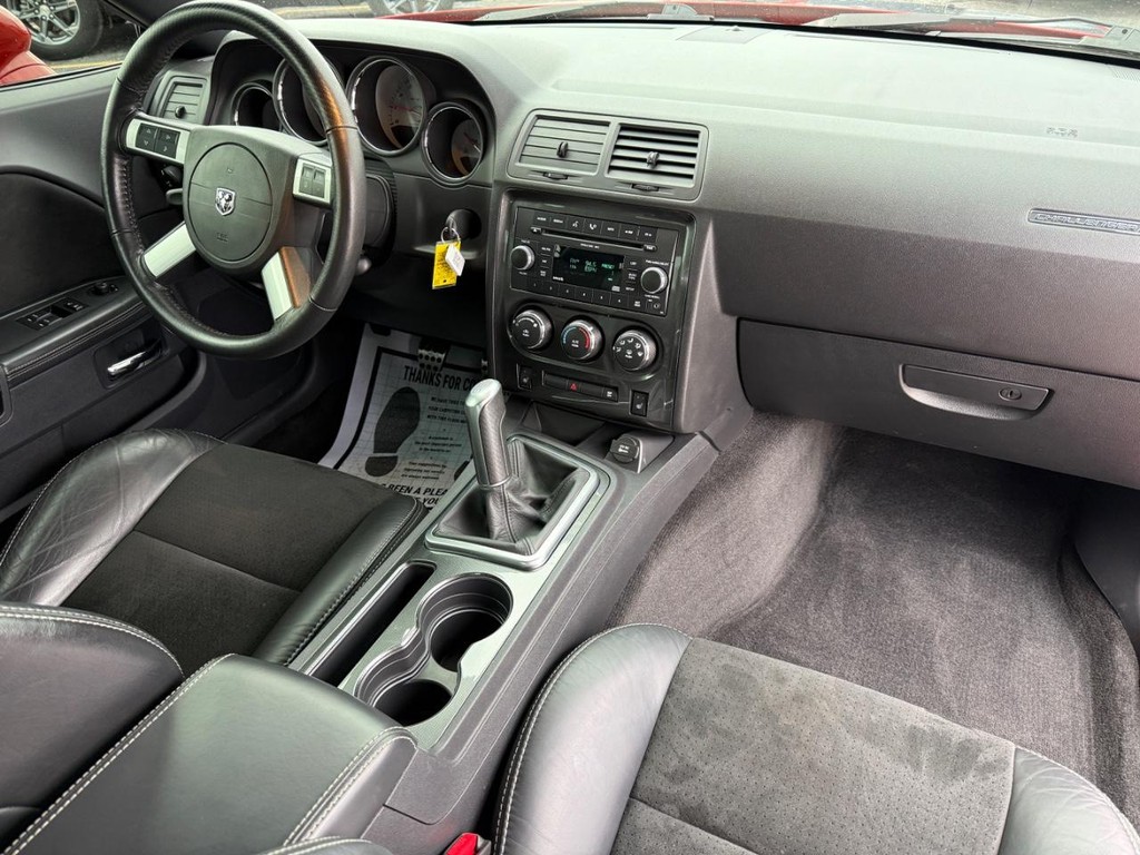 Dodge Challenger Vehicle Full-screen Gallery Image 08