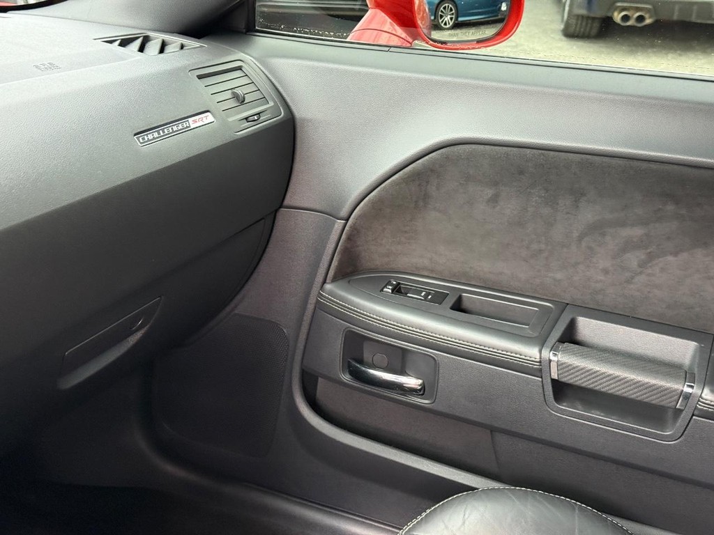 Dodge Challenger Vehicle Full-screen Gallery Image 12