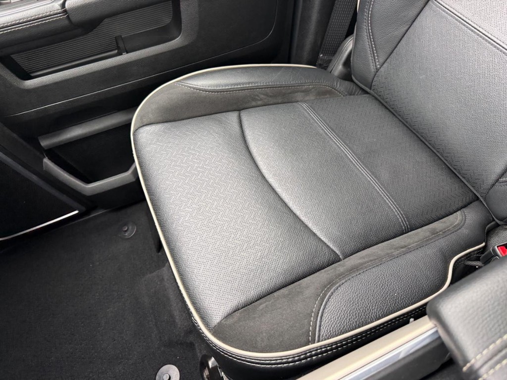 Ram 2500 Vehicle Full-screen Gallery Image 21