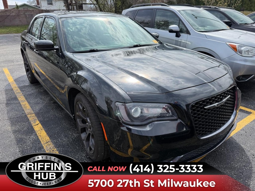 Chrysler 300 Vehicle Full-screen Gallery Image 01