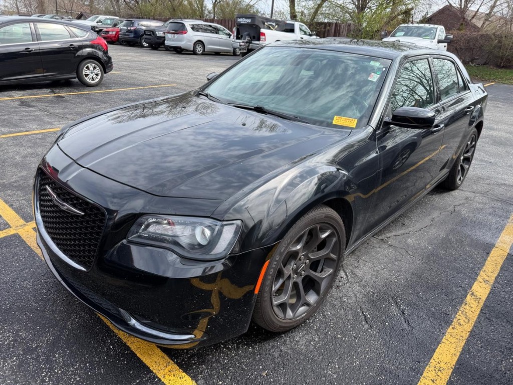 Chrysler 300 Vehicle Full-screen Gallery Image 02