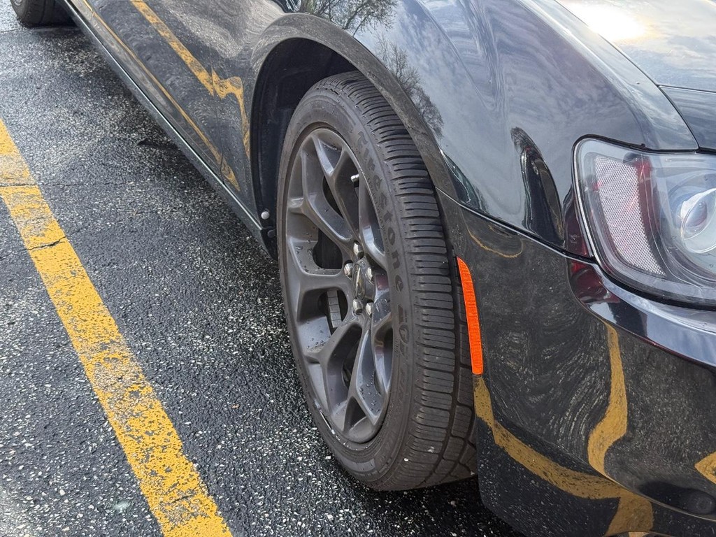 Chrysler 300 Vehicle Full-screen Gallery Image 03