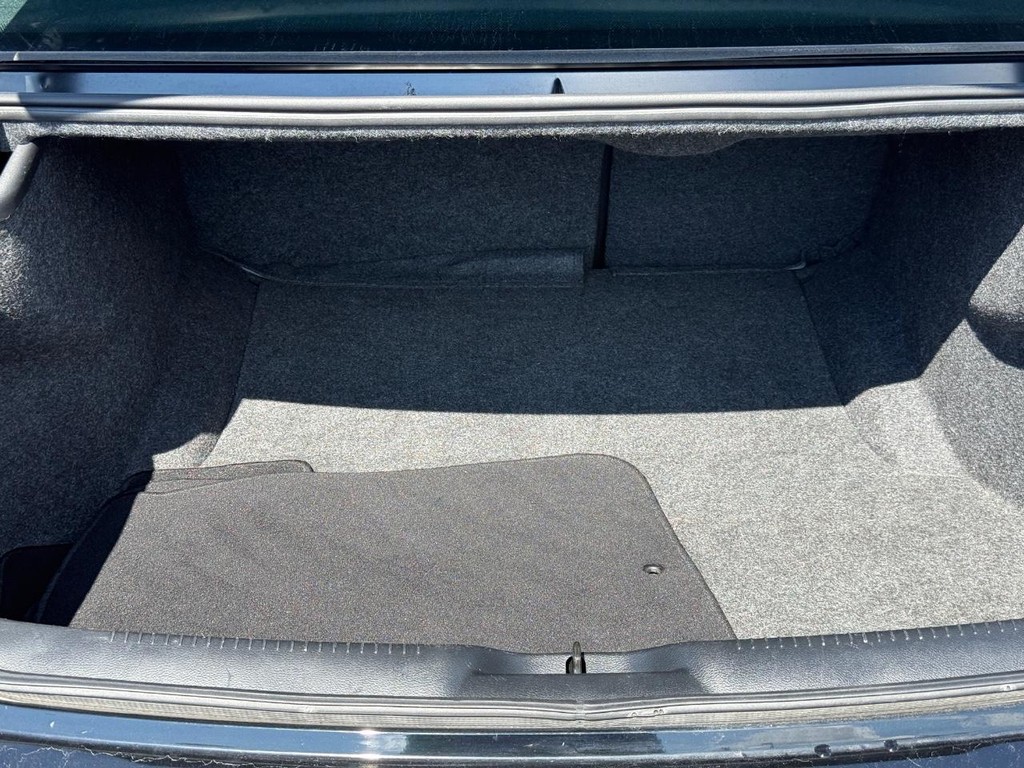 Chrysler 300 Vehicle Full-screen Gallery Image 05