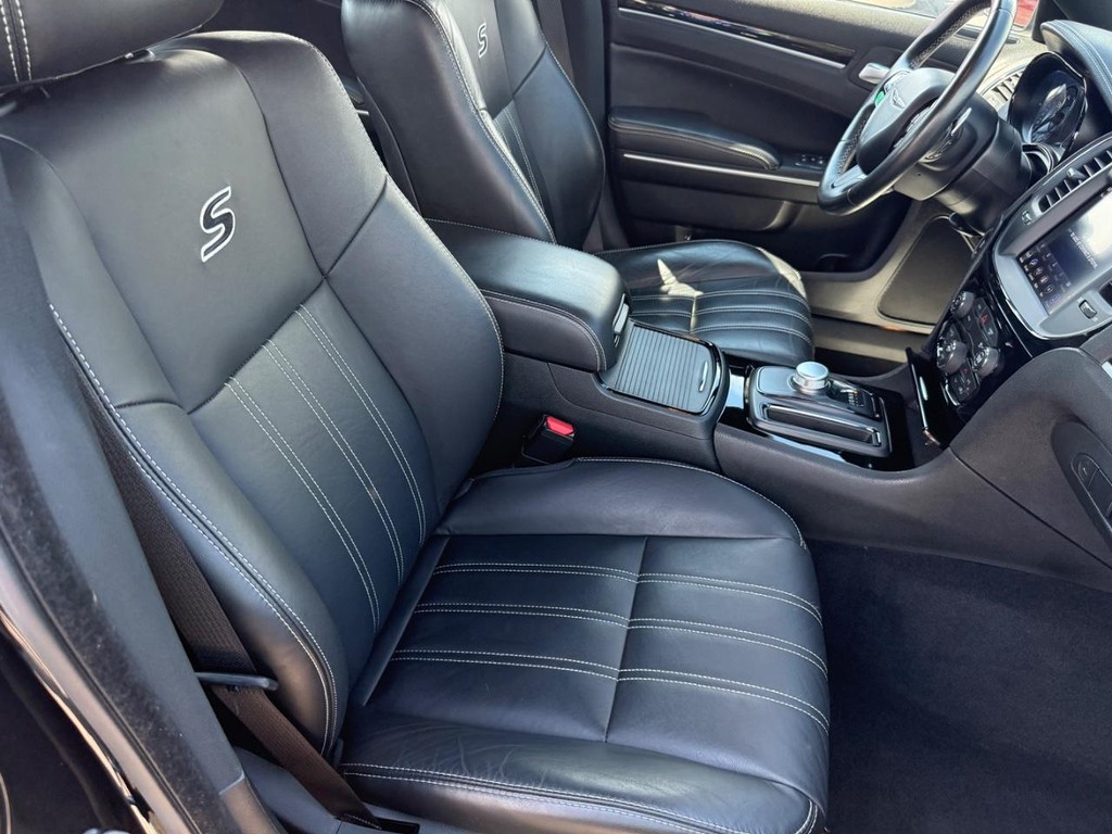 Chrysler 300 Vehicle Full-screen Gallery Image 06