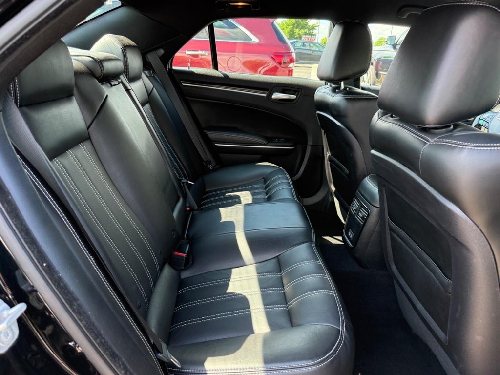 Chrysler 300 Vehicle Full-screen Gallery Image 07