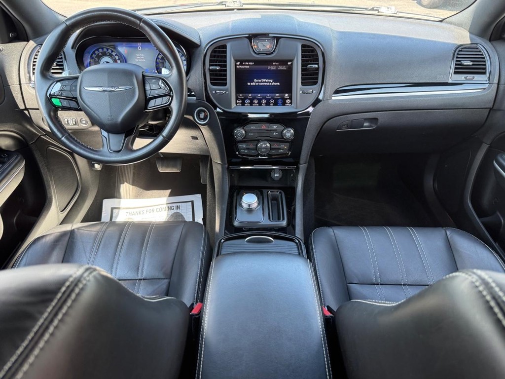 Chrysler 300 Vehicle Full-screen Gallery Image 08