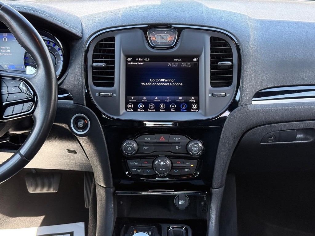 Chrysler 300 Vehicle Full-screen Gallery Image 09